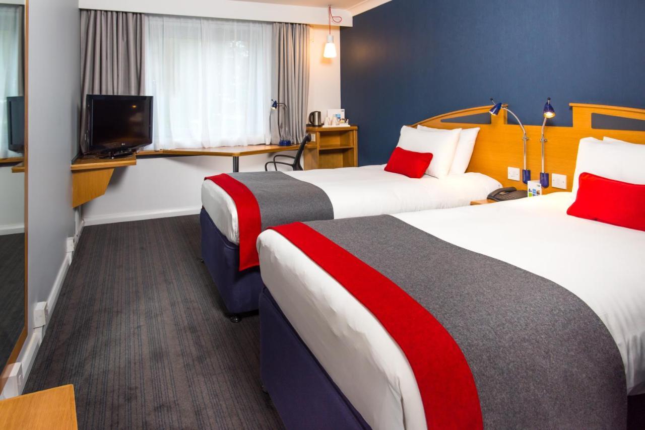 Holiday Inn Express East Midlands Airport By Ihg Castle Donington Exterior photo