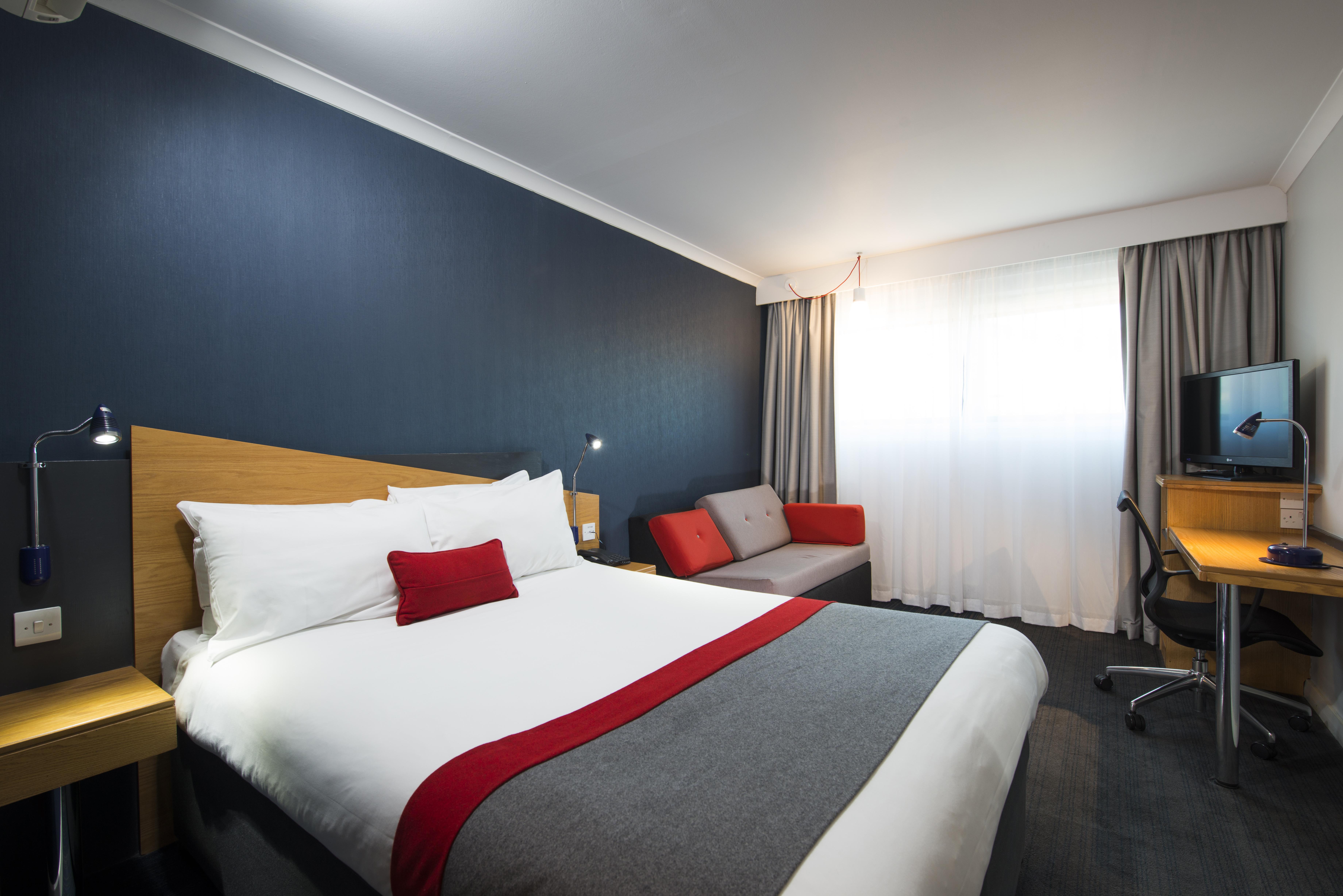 Holiday Inn Express East Midlands Airport By Ihg Castle Donington Exterior photo