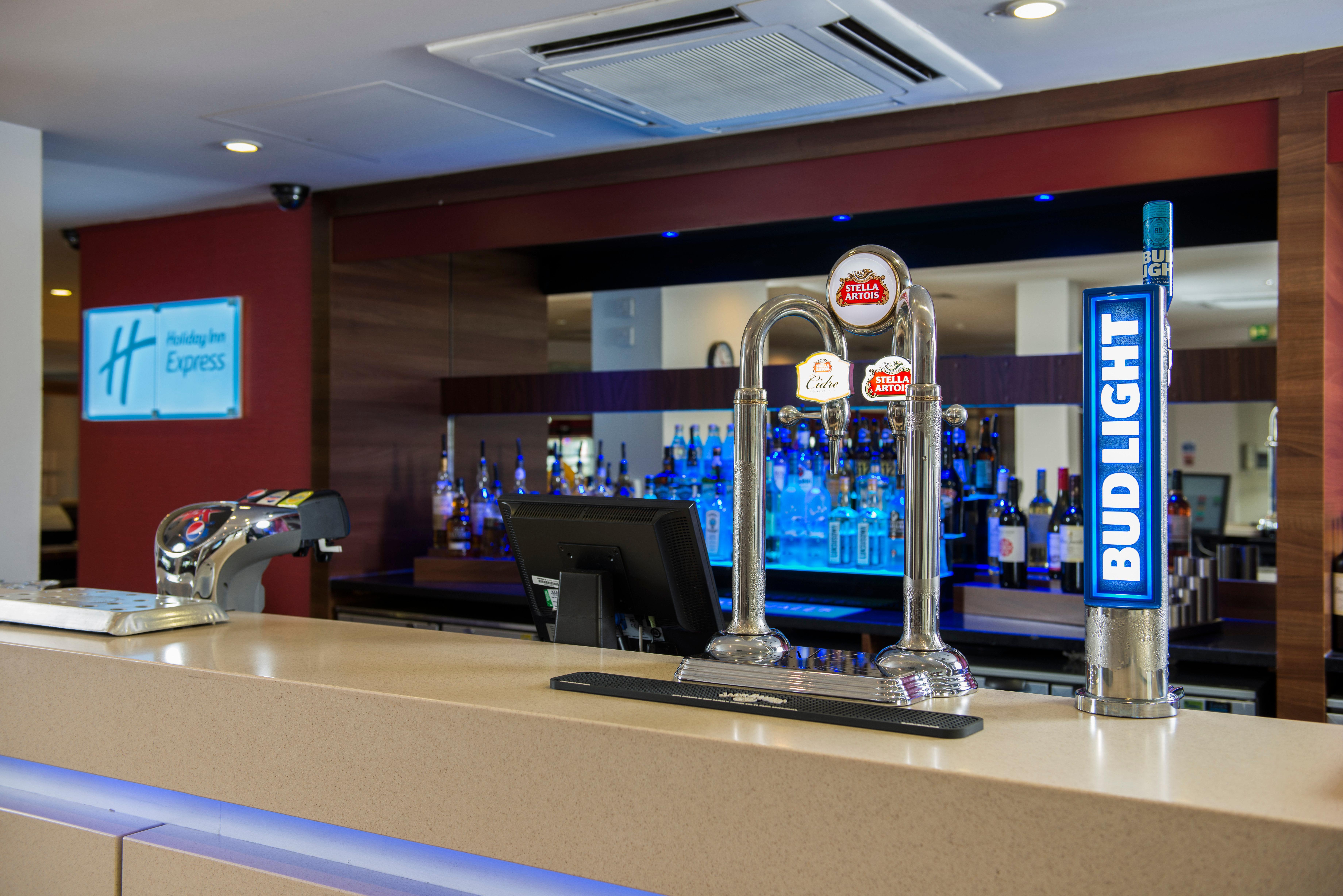 Holiday Inn Express East Midlands Airport By Ihg Castle Donington Exterior photo