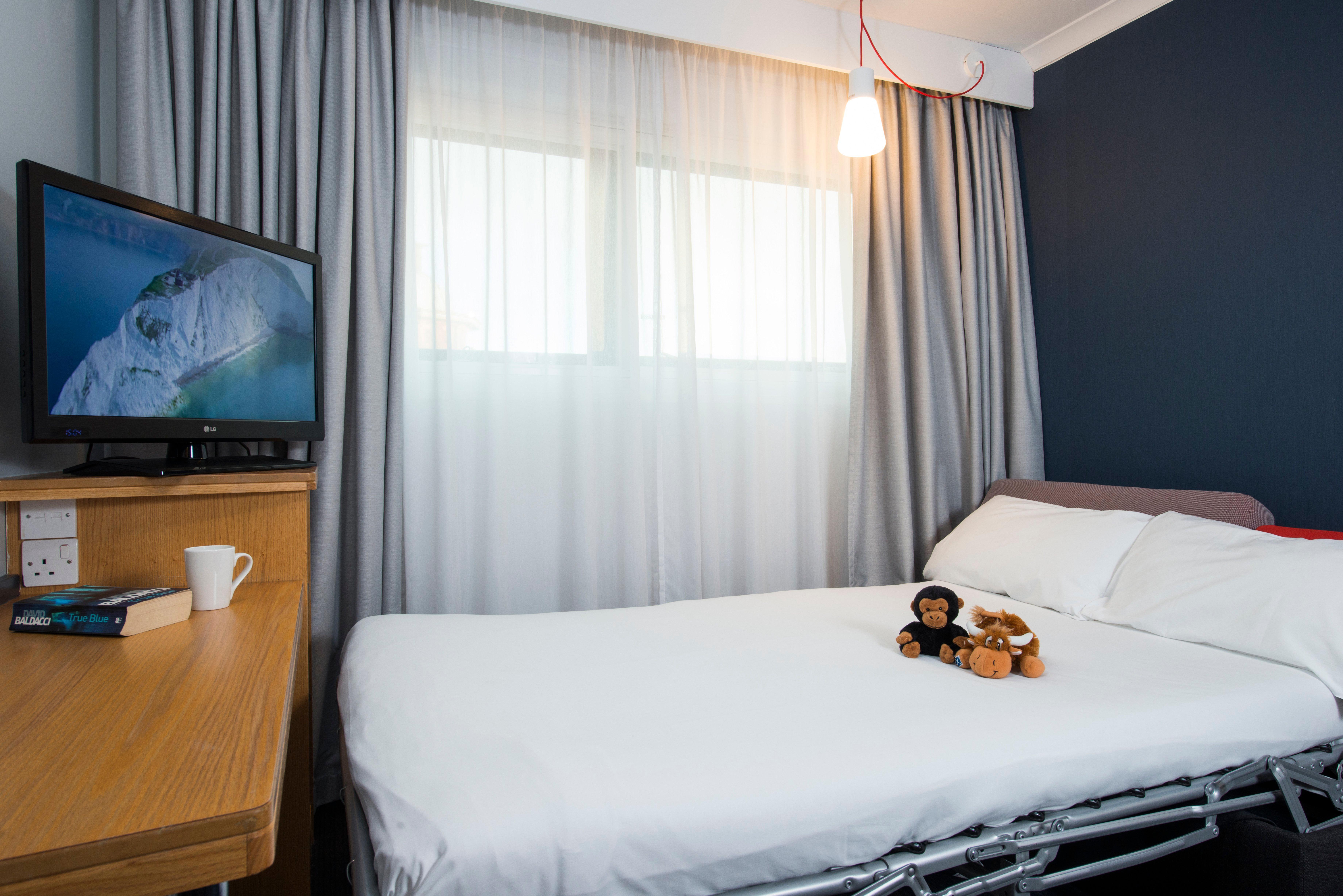Holiday Inn Express East Midlands Airport By Ihg Castle Donington Exterior photo