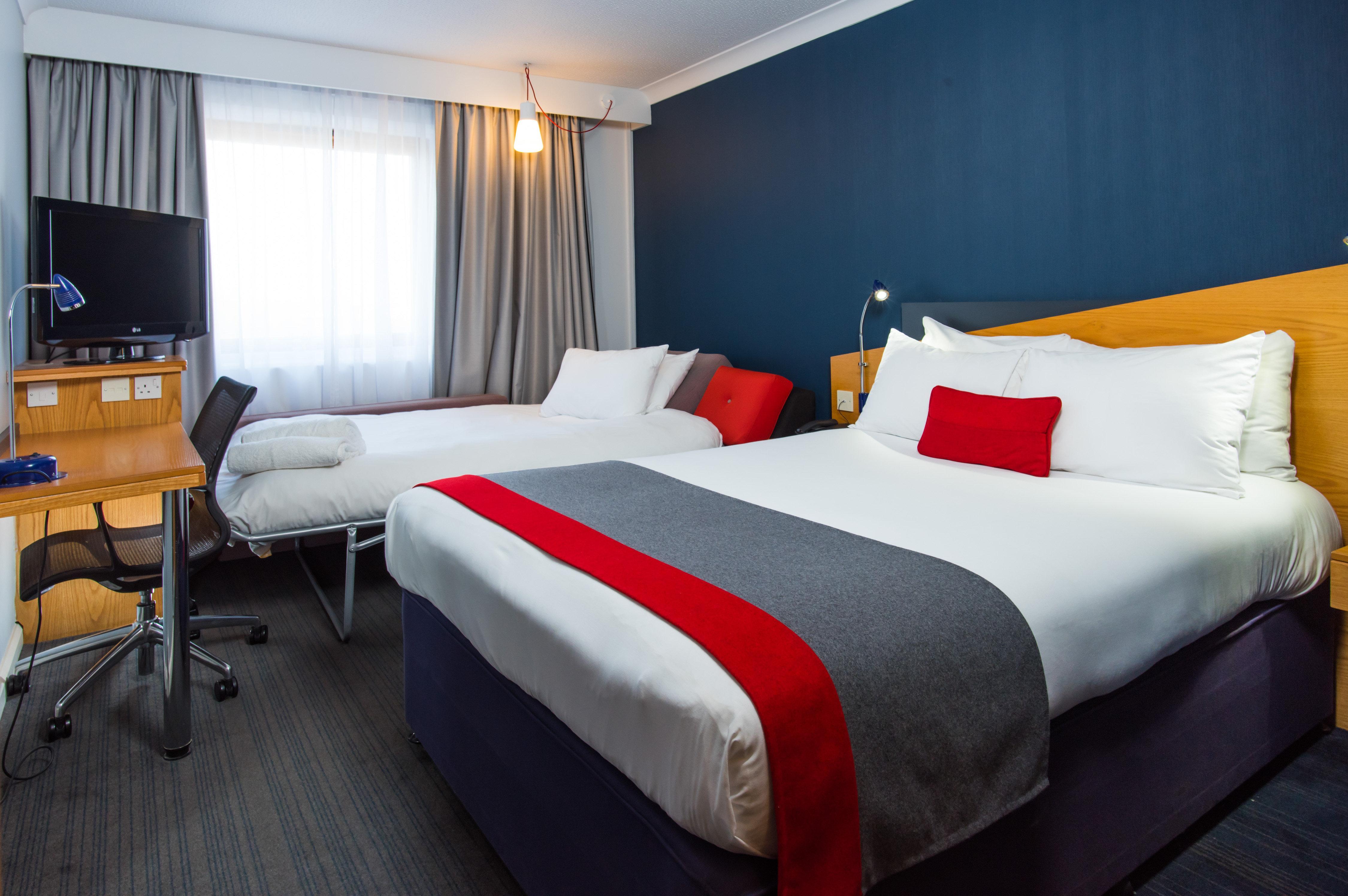 Holiday Inn Express East Midlands Airport By Ihg Castle Donington Exterior photo