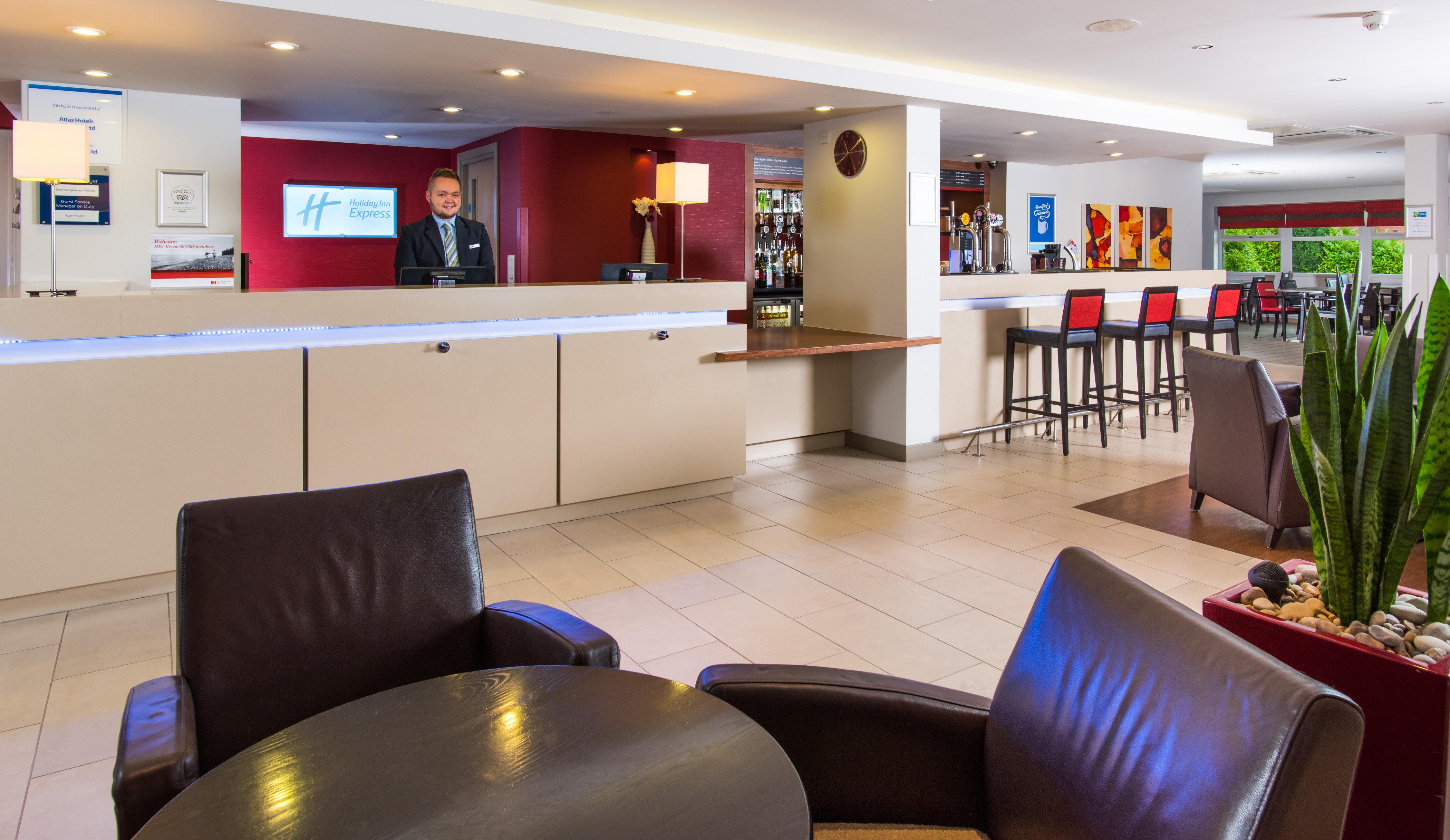 Holiday Inn Express East Midlands Airport By Ihg Castle Donington Exterior photo