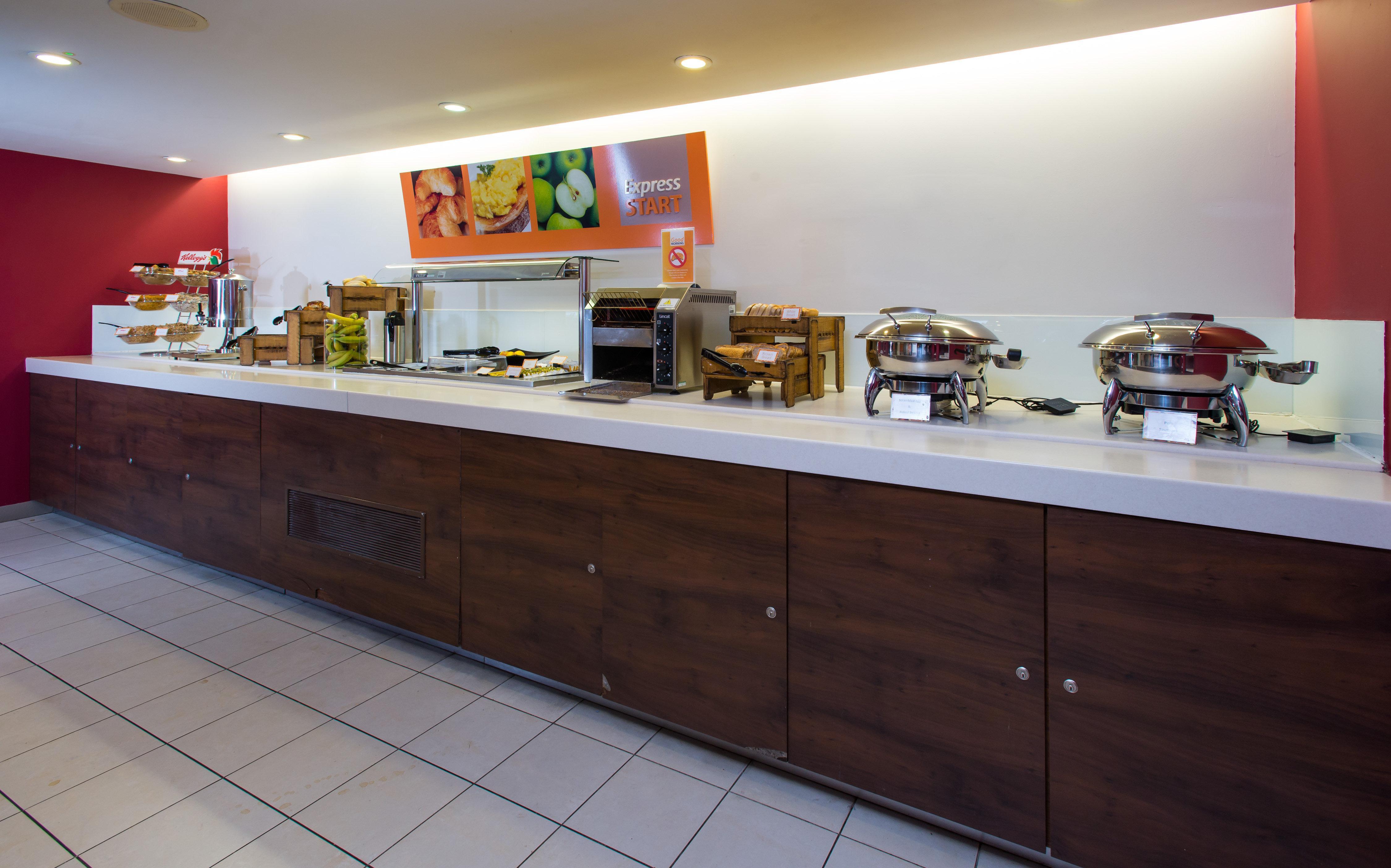 Holiday Inn Express East Midlands Airport By Ihg Castle Donington Exterior photo
