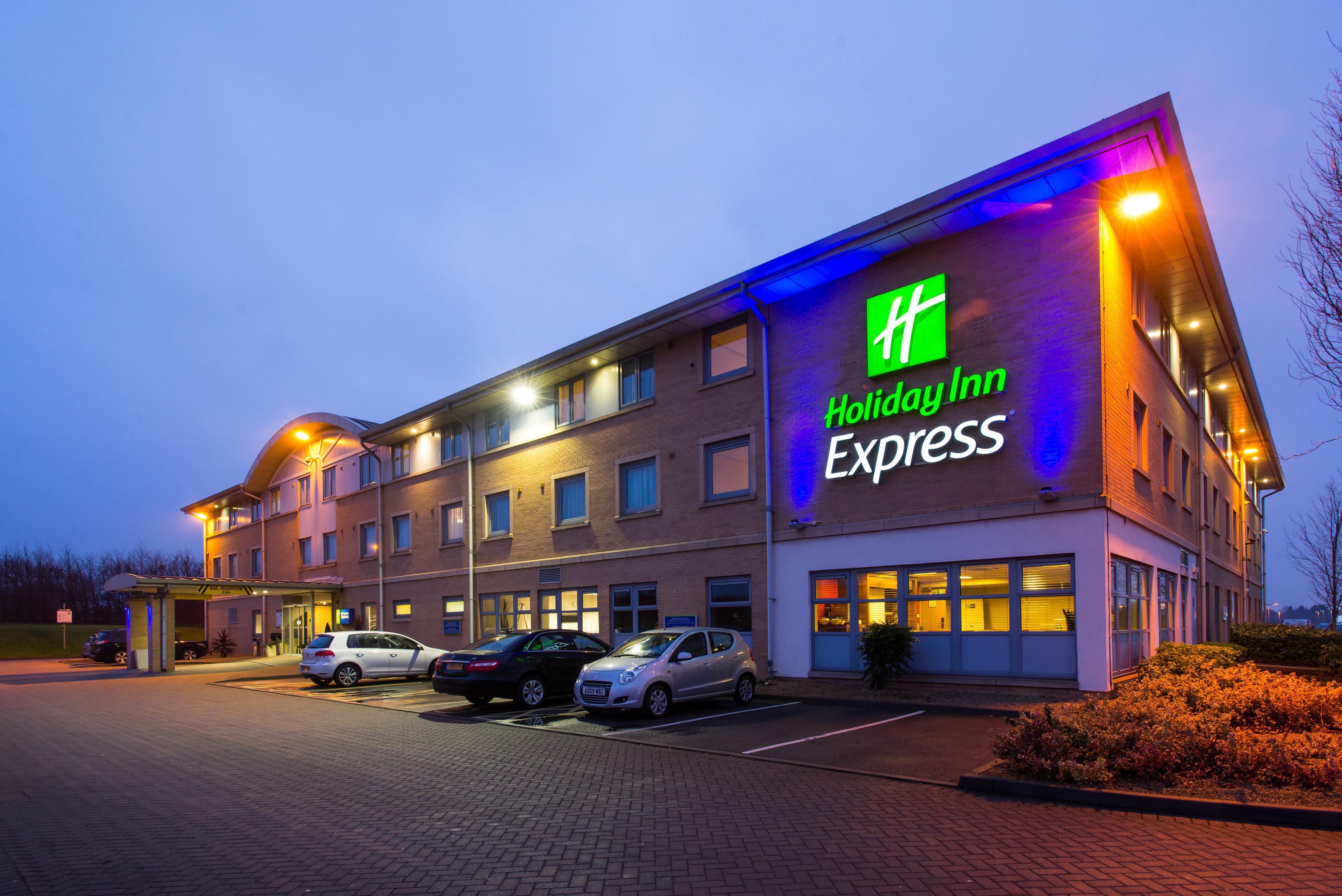 Holiday Inn Express East Midlands Airport By Ihg Castle Donington Exterior photo
