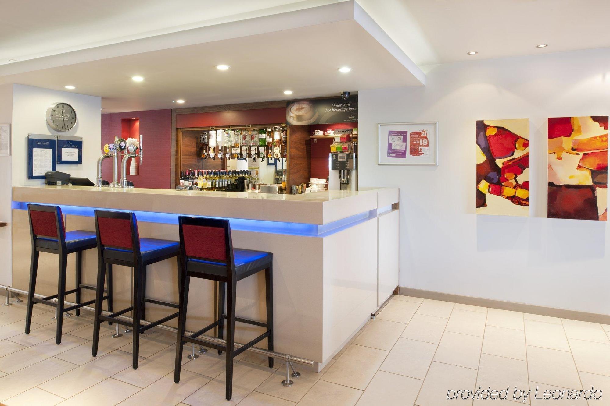 Holiday Inn Express East Midlands Airport By Ihg Castle Donington Exterior photo