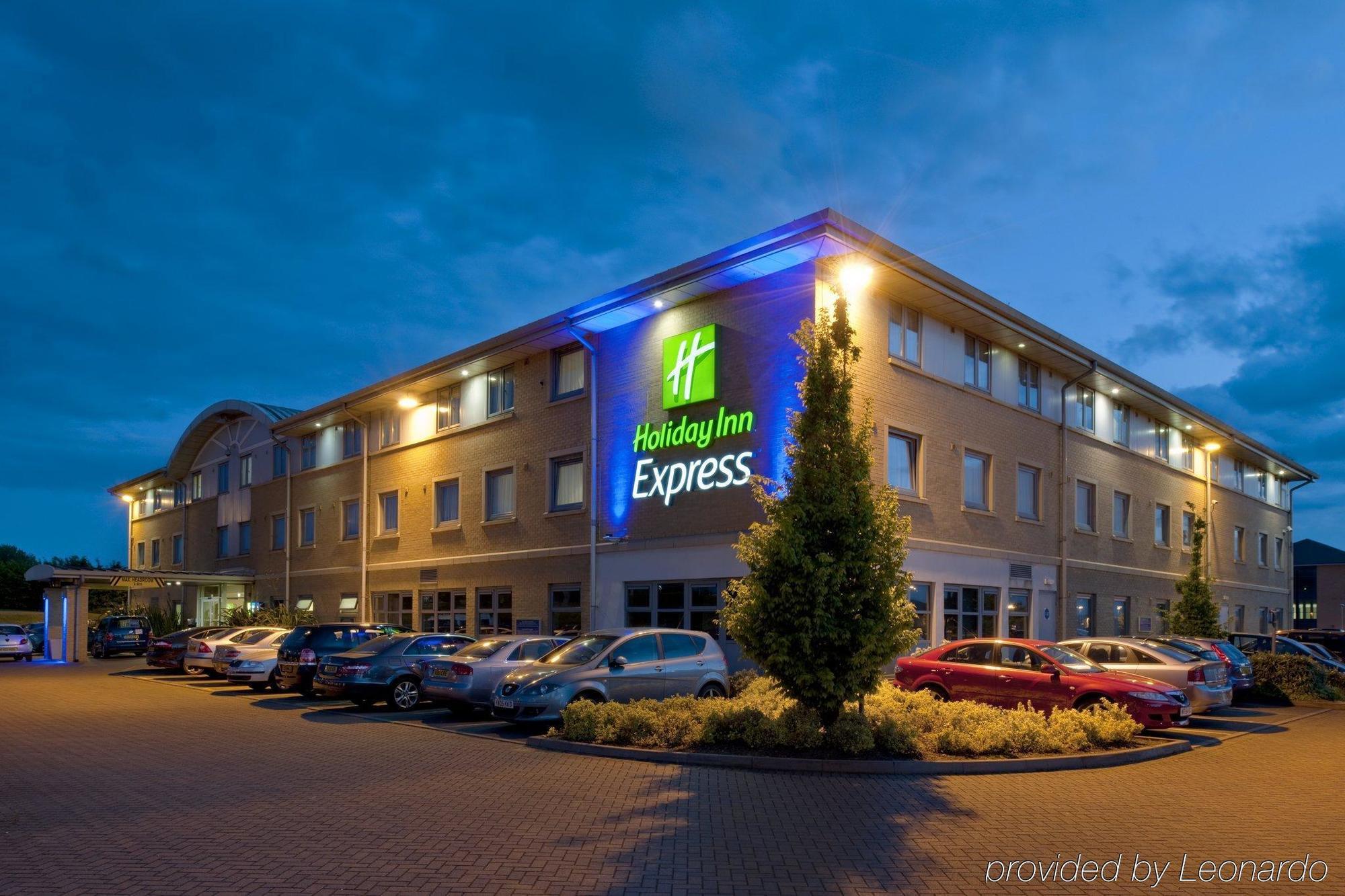 Holiday Inn Express East Midlands Airport By Ihg Castle Donington Exterior photo