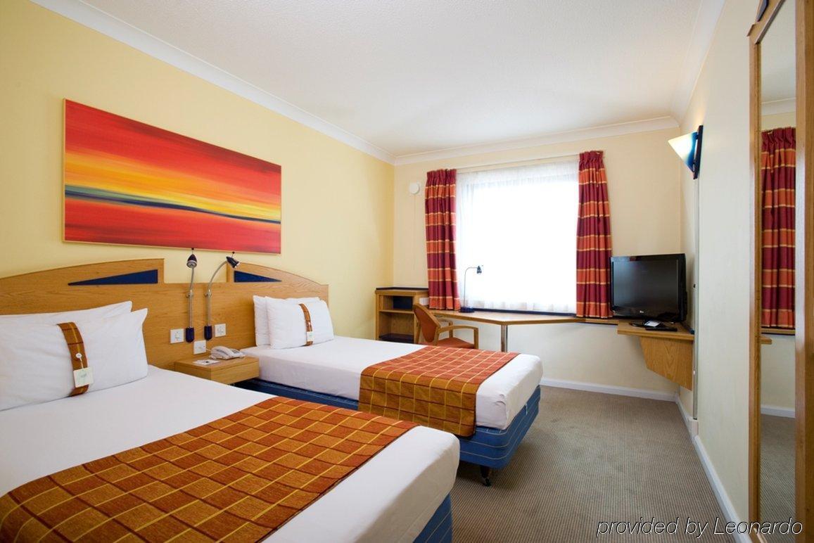 Holiday Inn Express East Midlands Airport By Ihg Castle Donington Room photo