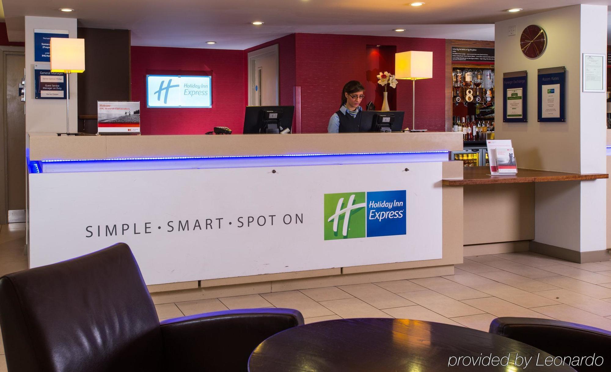 Holiday Inn Express East Midlands Airport By Ihg Castle Donington Exterior photo