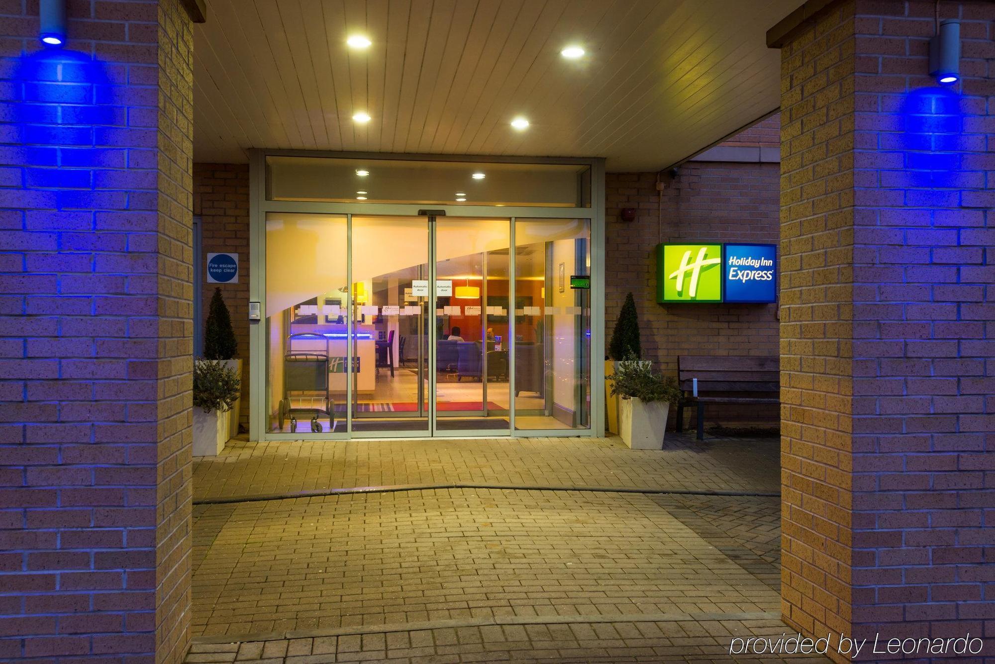 Holiday Inn Express East Midlands Airport By Ihg Castle Donington Exterior photo