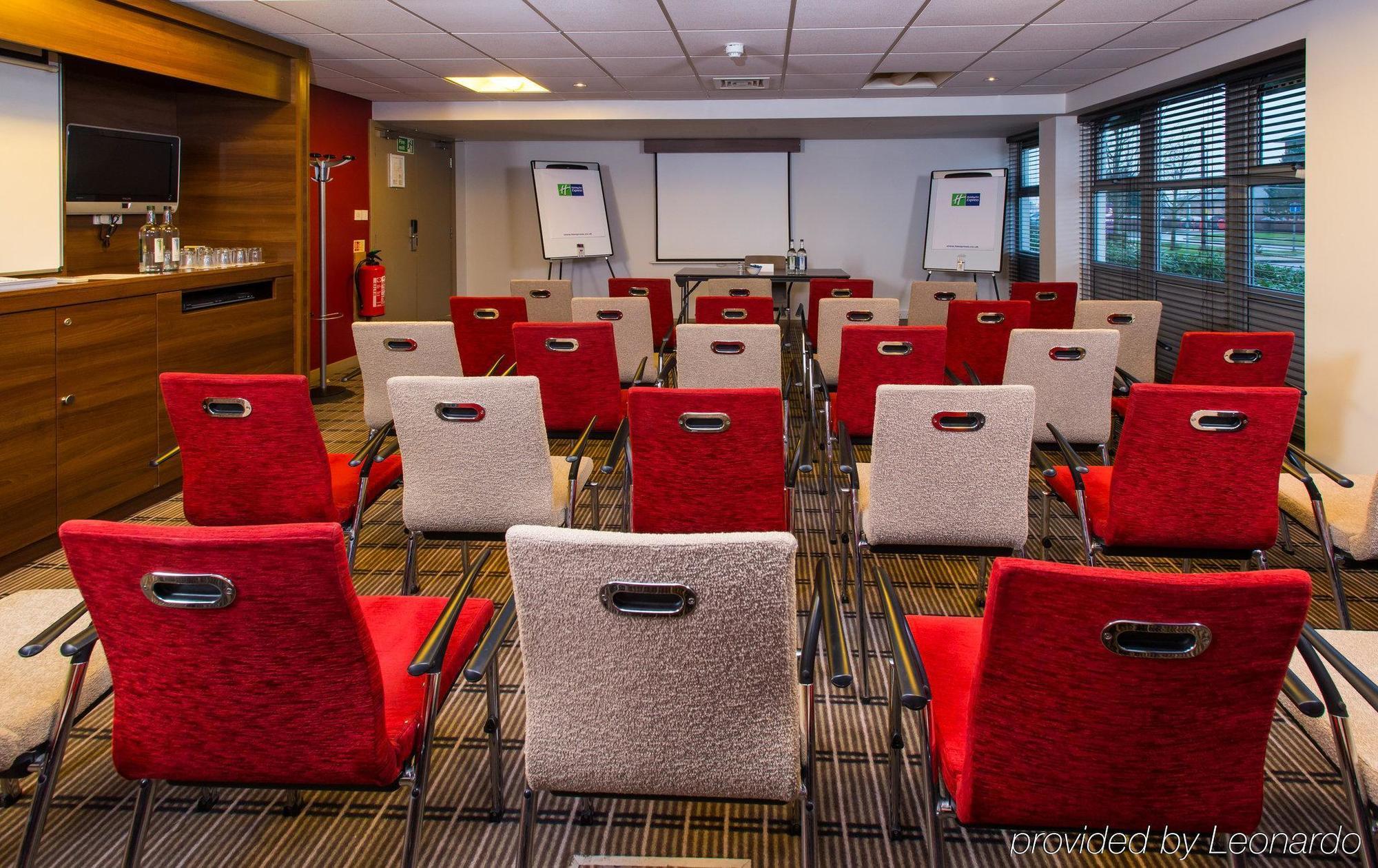 Holiday Inn Express East Midlands Airport By Ihg Castle Donington Exterior photo