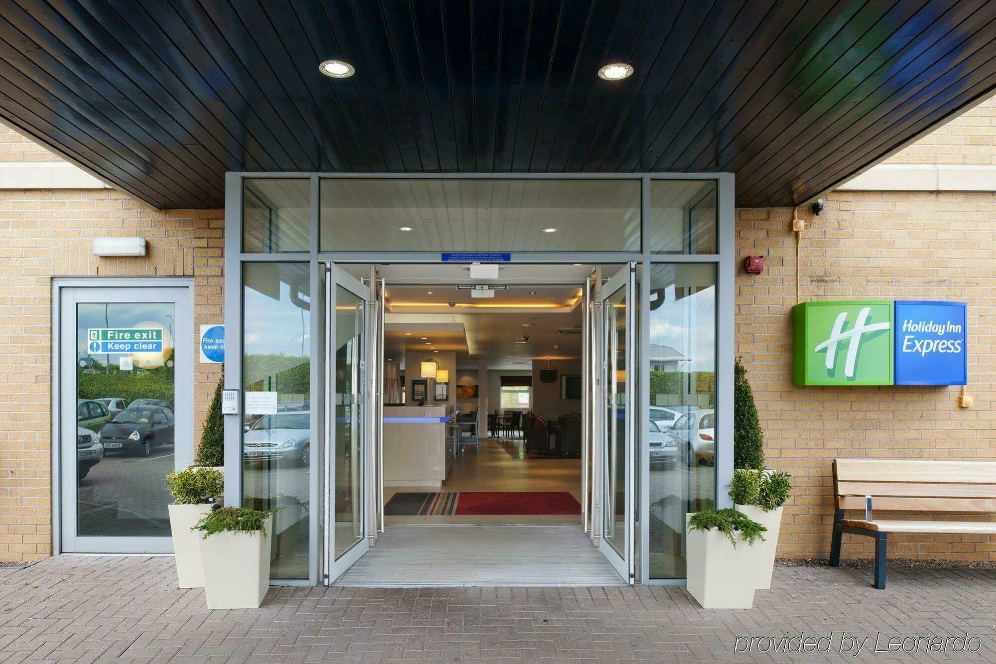 Holiday Inn Express East Midlands Airport By Ihg Castle Donington Exterior photo