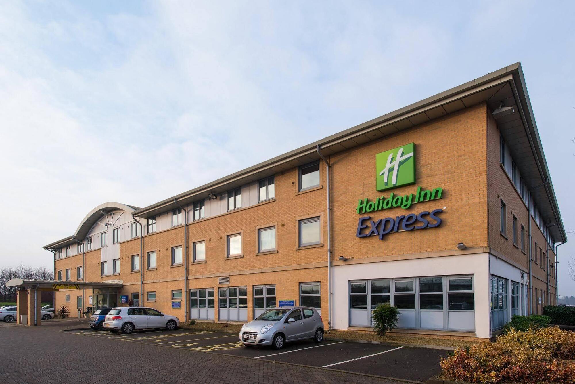 Holiday Inn Express East Midlands Airport By Ihg Castle Donington Exterior photo